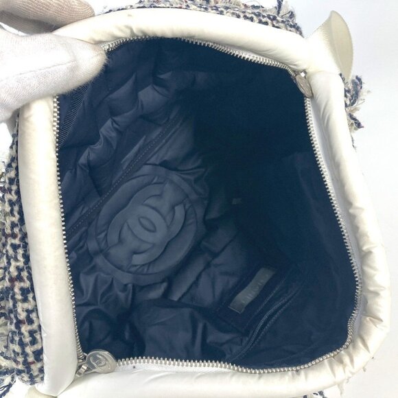 CHANEL White Shoulder Bag - Picture 13 of 16